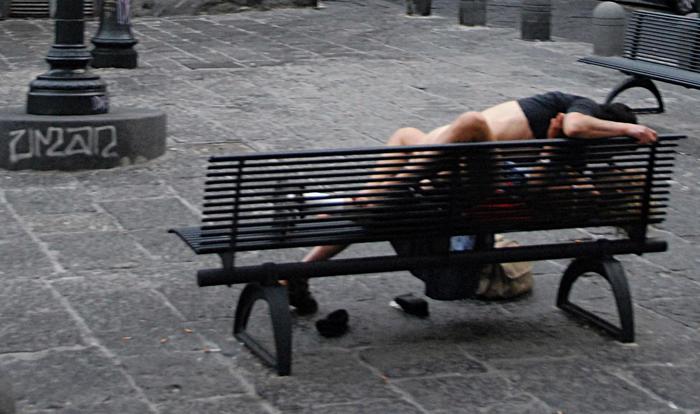 Passione senza freni. Sesso in strada a Firenze, colti in flagrante dai poliziotti
