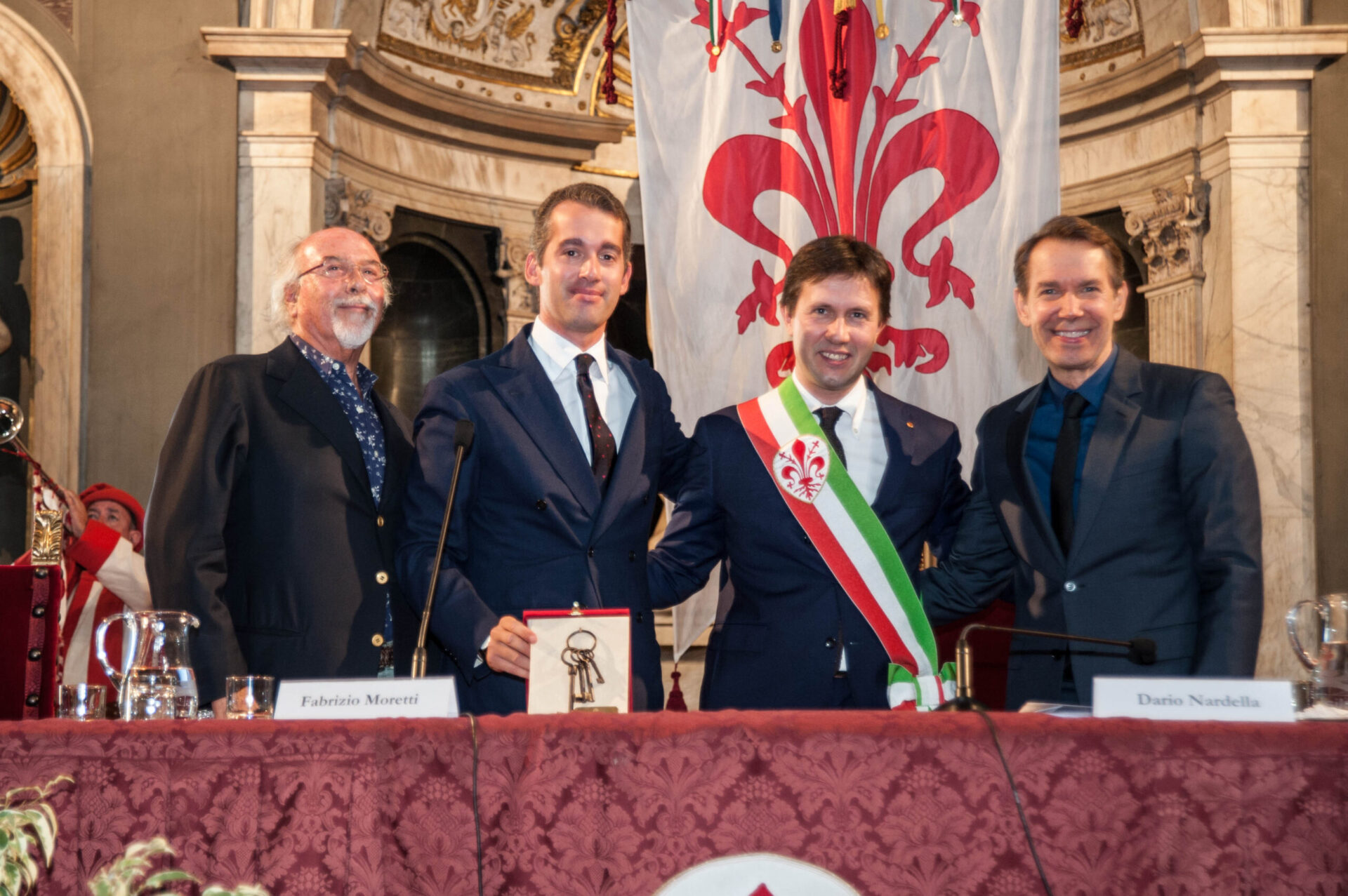 L’arte dell’antiquariato. Biennale di Firenze, Moretti riceve le chiavi della città: «Ecco la Toscana che fa scuola»