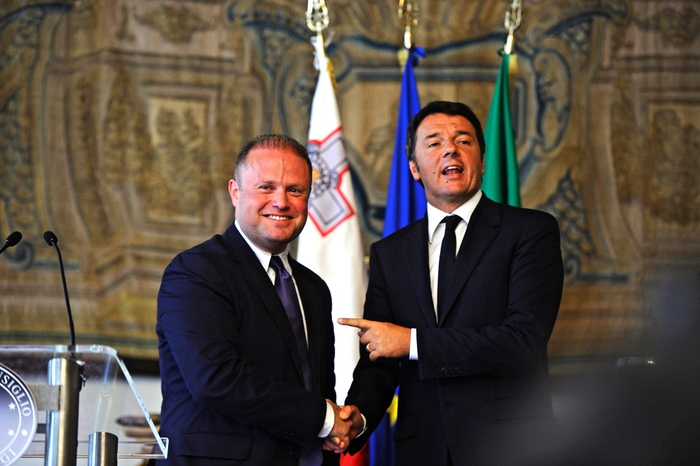 Bilaterale Italia-Malta. Immigrazione, Renzi: «Ue deve muoversi, non solo commuoversi»