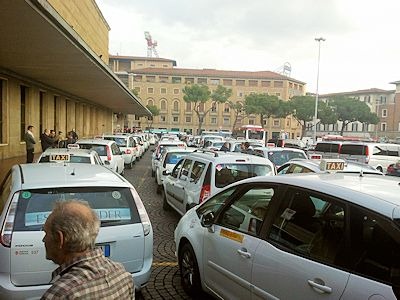 Taxi caos. A Firenze centraline in tilt, il sindaco Nardella: «Verificheremo se è interruzione di pubblico servizio»
