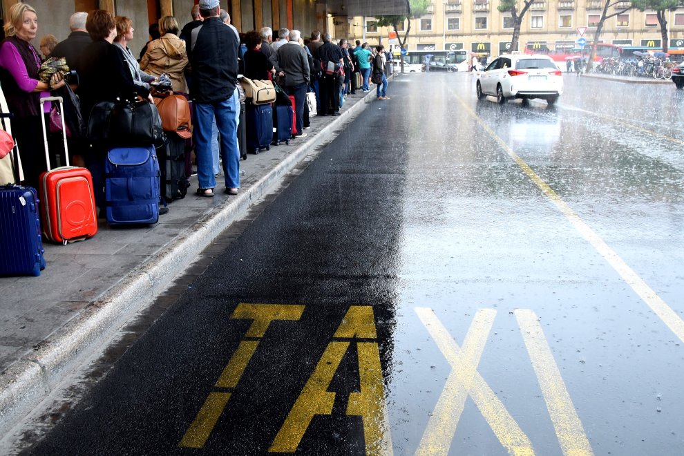 Taxi caos. Fine dei disservizi, il sindaco di Firenze: «Lunedì l’incontro con le associazioni»