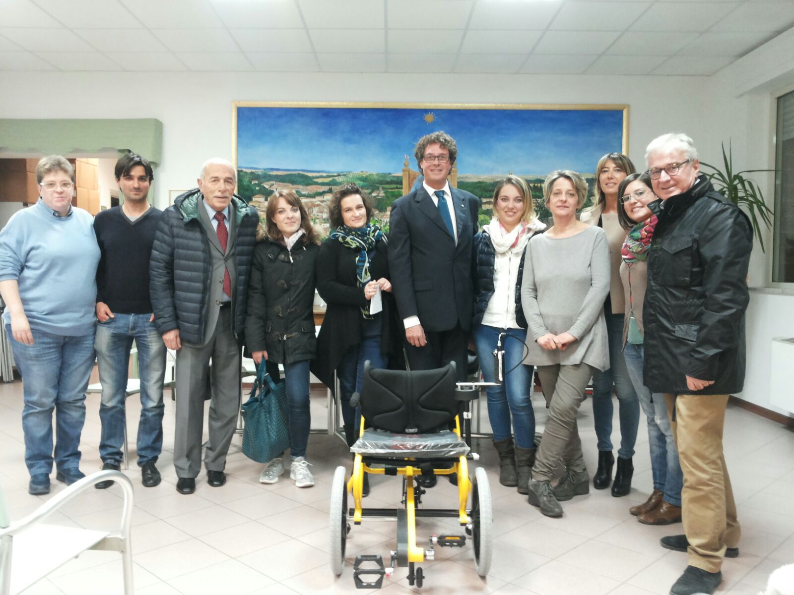 Sedia a rotelle di ultima generazione, il dono del Rotary Club Montaperti al Comune di Asciano