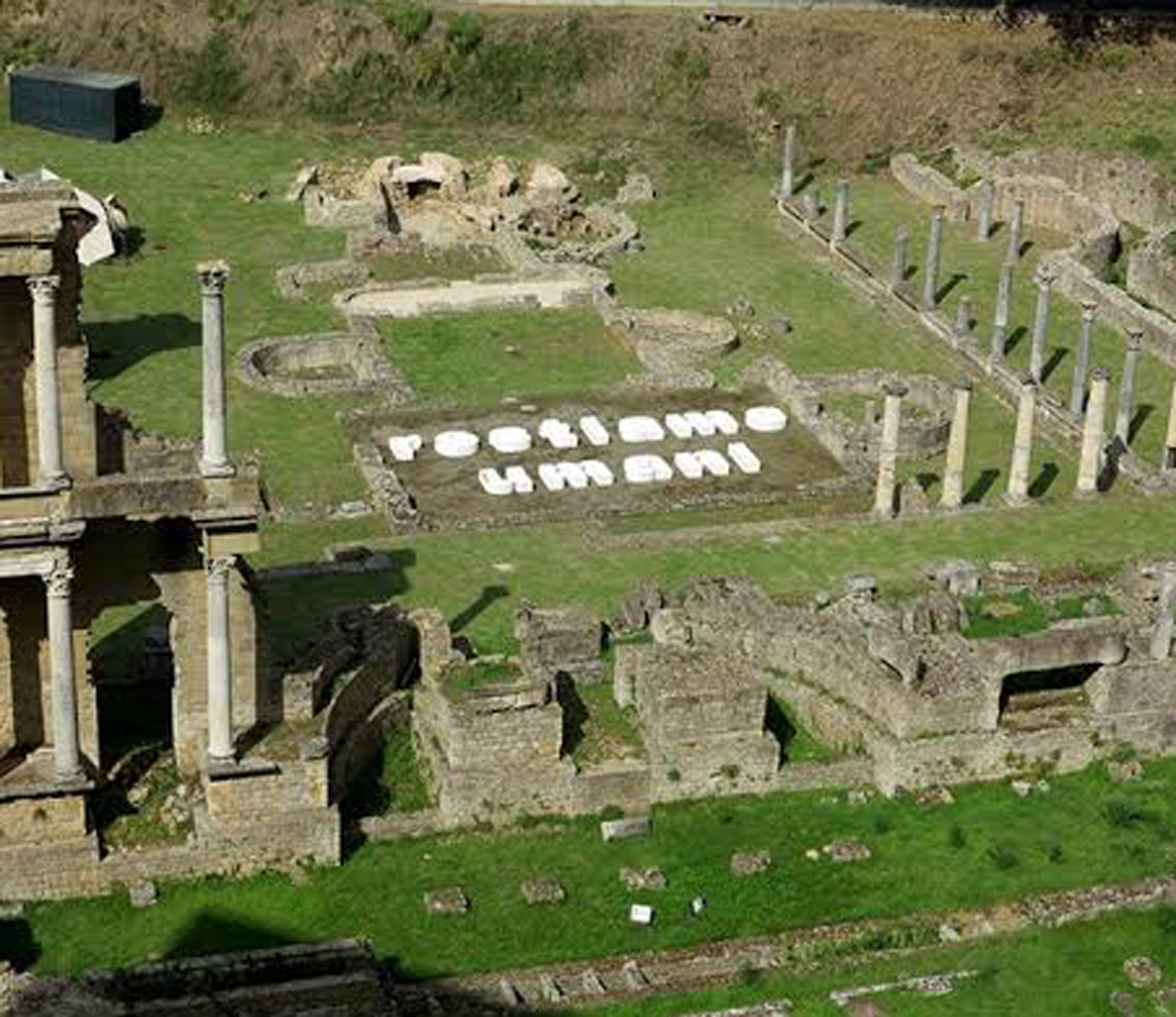 Urla d’autore. “Restiamo umani”, grido di speranza nel teatro romano