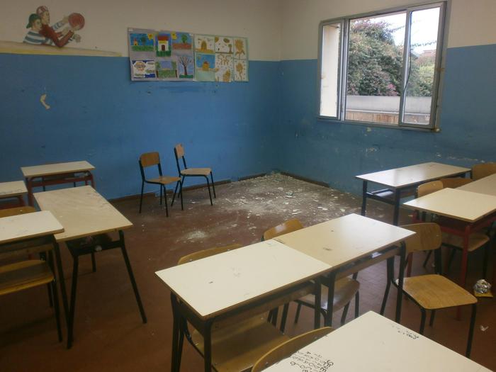 Scuola a pezzi. Cade intonaco in aula, studentessa ferita