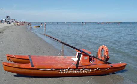 Bravata in mare aperto. Si allontanano di notte con il pattino, Guardia Costiera li riporta a riva
