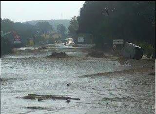Allagamenti  e disagi. Maltempo, acqua alta a Piombino. Persone isolate nello scavo di Populonia