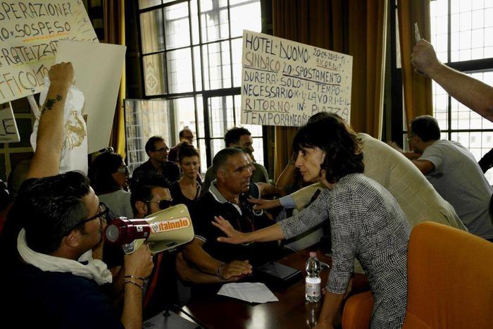 La protesta. Pisa, blitz dei bancarellai in Consiglio comunale, il sindaco scortato dalla Polizia