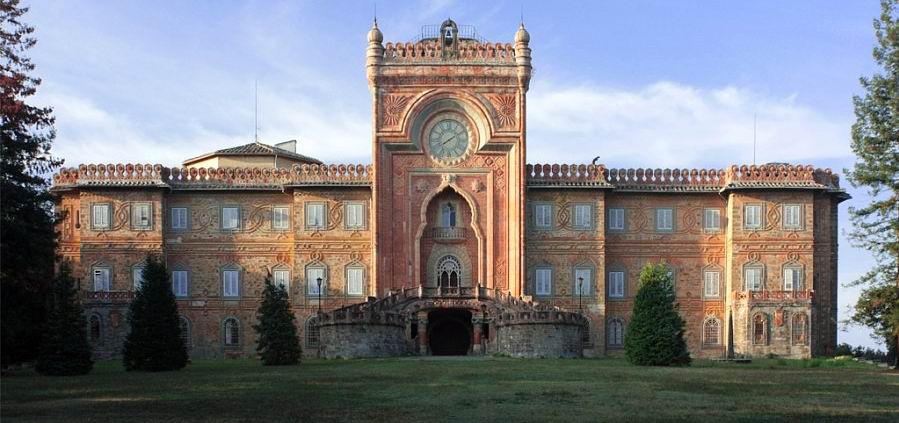 Il selfie costa caro. Incursione non autorizzata al Castello di Sammezzano, 4 turisti denunciati
