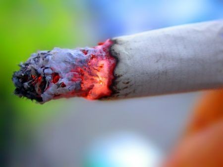 Fumatori toscani: uomini tra 25 e 34 anni, 6/10 sigarette al giorno, basso titolo di studio. Dati Ars nella Giornata senza tabacco