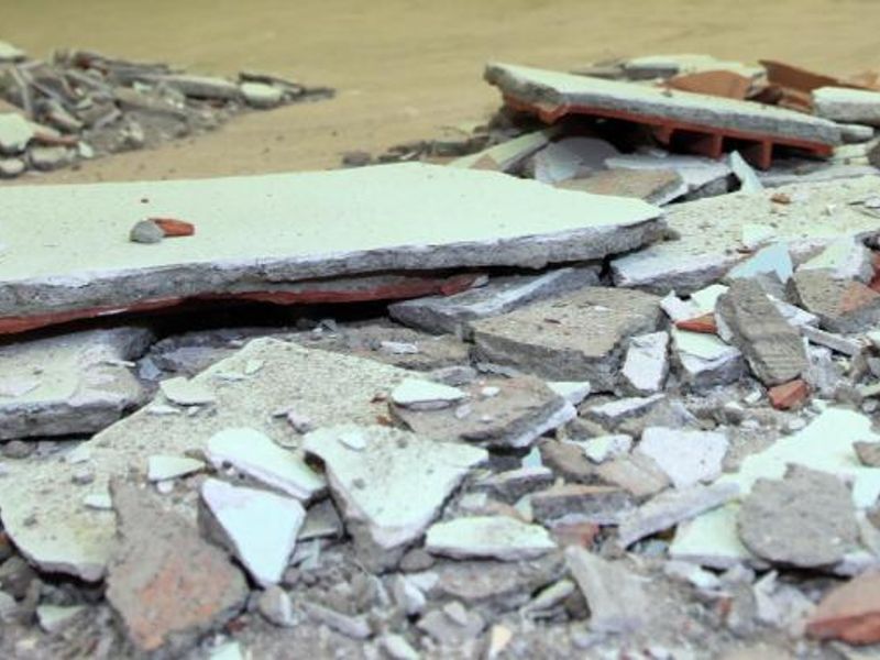 Crollo a scuola. Infiltrazioni d’acqua all’asilo, tre pannelli si staccano dal soffitto