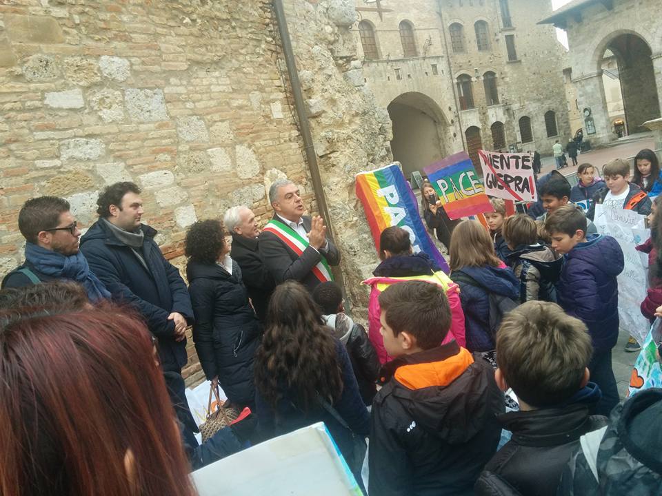 Piazza delle Erbe intitolata al diritto alla pace, apposizione della targa insieme a 100 studenti