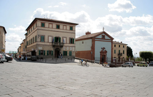Luce blu in sala del consiglio per aderire alla giornata mondiale sul diabete