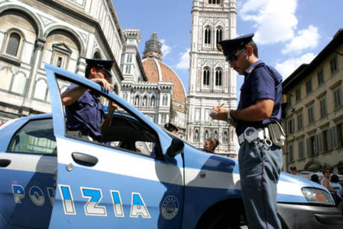 Borseggiatore braccato. Turisti derubati lo inseguono, fiorentino lo blocca