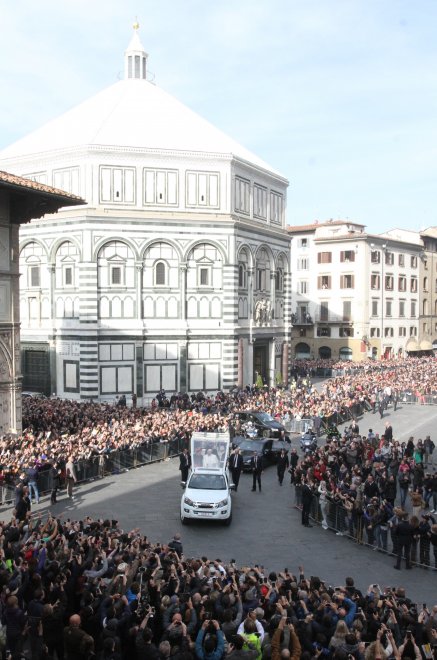 Abbraccio al Santo Padre. In 50mila a salutare Bergoglio
