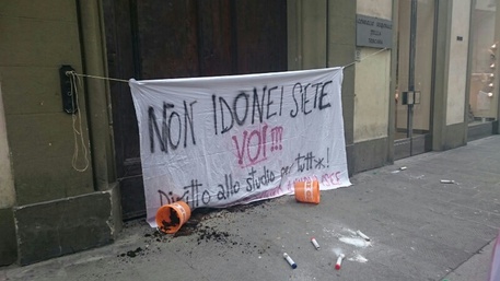 No alla Buona Scuola. Concime a Palazzo Panciatichi, 200 studenti in corteo a Firenze