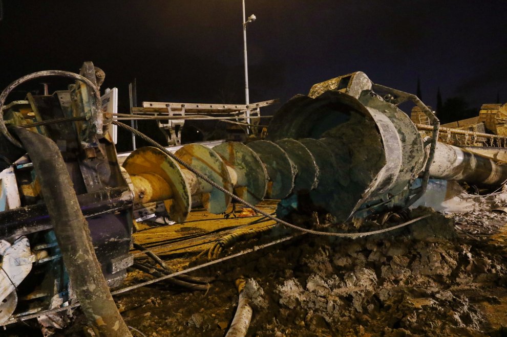 Trivella crollata. Traffico in tilt e tragedia sfiorata, paura sul cantiere della tramvia