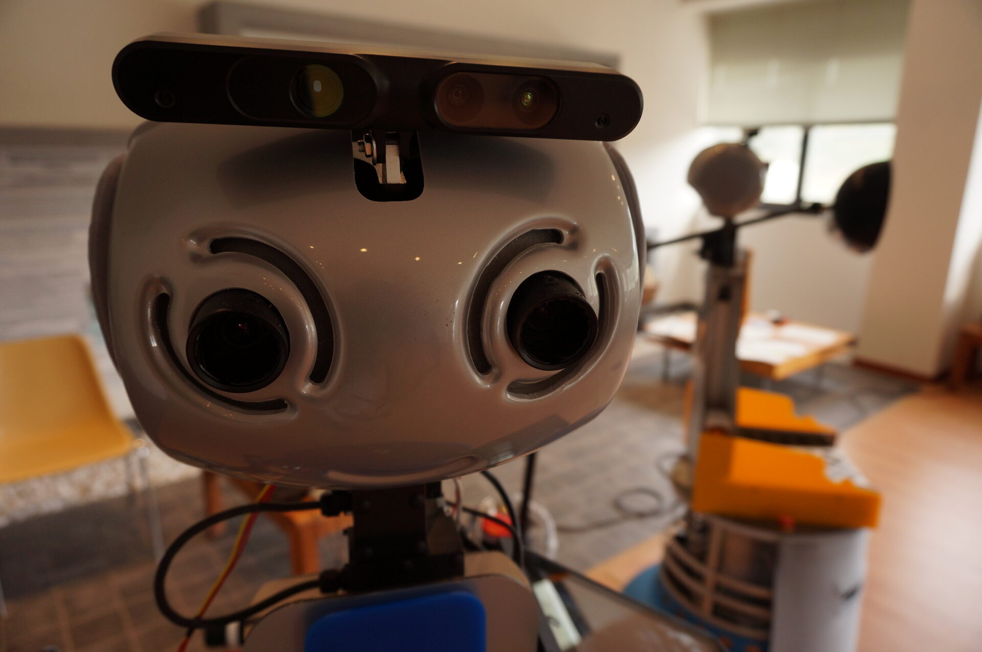 Robot-Era. Maggiordomi dal cuore tecnologico, ecco gli automi che assistono gli anziani
