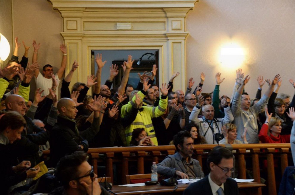 Bagarre rifiuti. Livorno, i cassonetti sono pieni ma lo sciopero Aamps prosegue