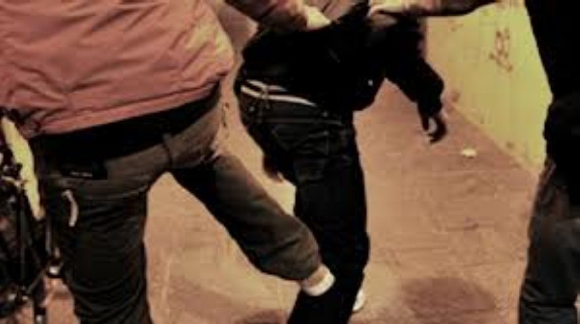 Il branco. Lo picchiano perché li aveva rimproverati, 11 giovani denunciati
