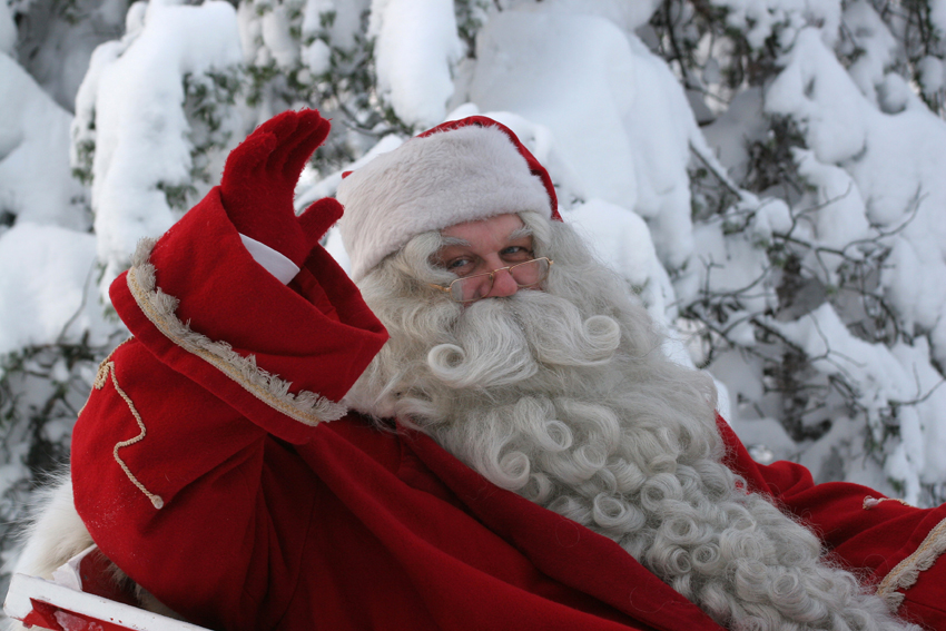 Babbo Natale Che Viene A Casa.Babbo Natale Alla Porta Di Casa Consegna Dei Regali Ai Bambini Del Territorio Di Sovicille Il 24 Dicembre Agenziaimpress It