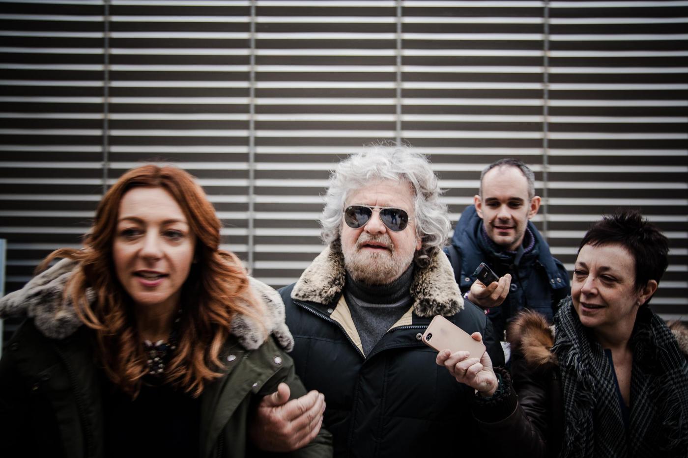 Grillo a Pitti. Assalto dei giornalisti, leader Cinque Stelle in fuga