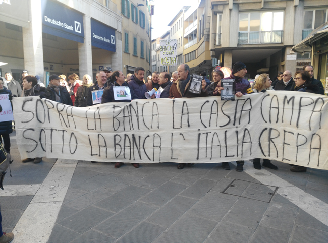 In piazza. Arezzo, M5S al fianco degli obbligazionisti: «Ora il decreto salva risparmi»