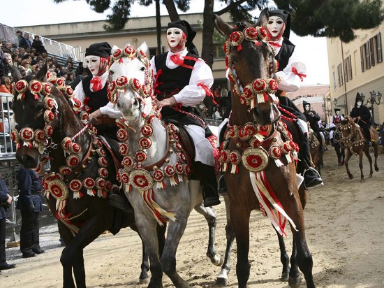 Oristano come Siena. Palio, Sartiglia e l’invito della (e alla) regina