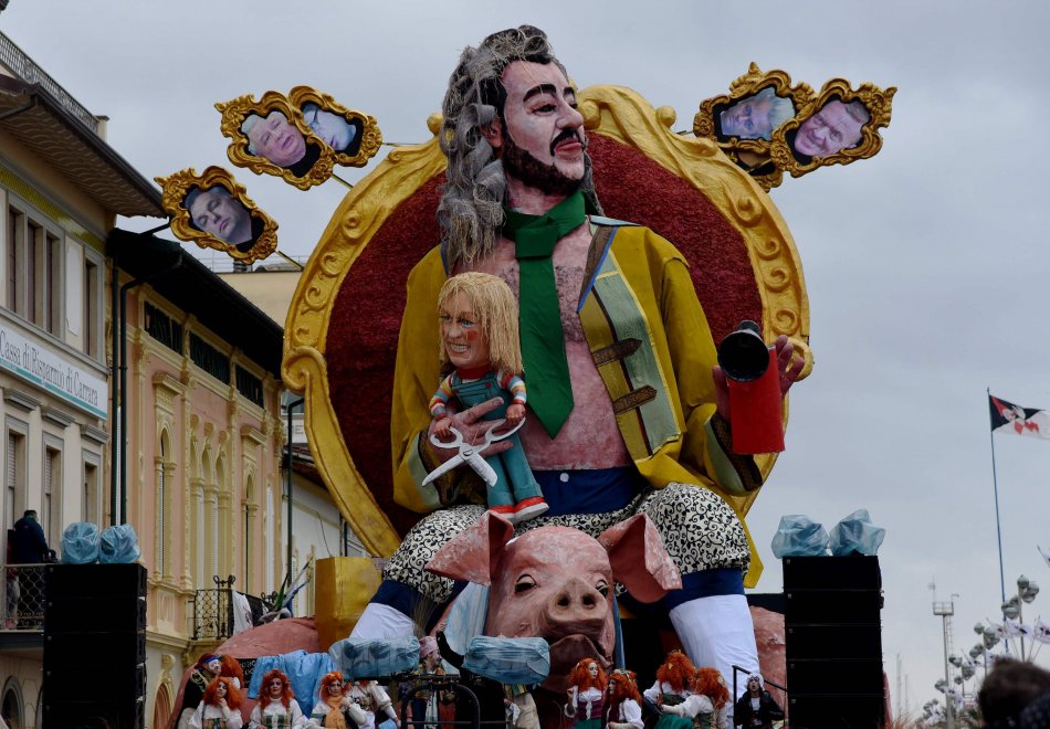 La sfilata. La politica trionfa al Carnevale di Viareggio. Sgarbi: «Qui la vera satira»