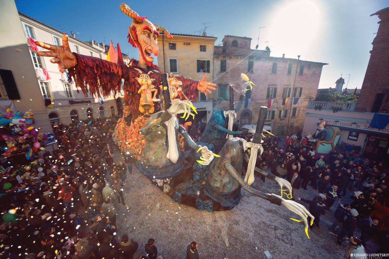 Andate al diavolo. I Rustici vincono il Carnevale di Foiano, la pioggia non frena l’entusiasmo