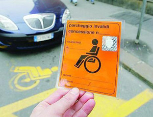 Defunto alla guida. Auto in sosta in Piazza della Signoria con permesso di una donna deceduta
