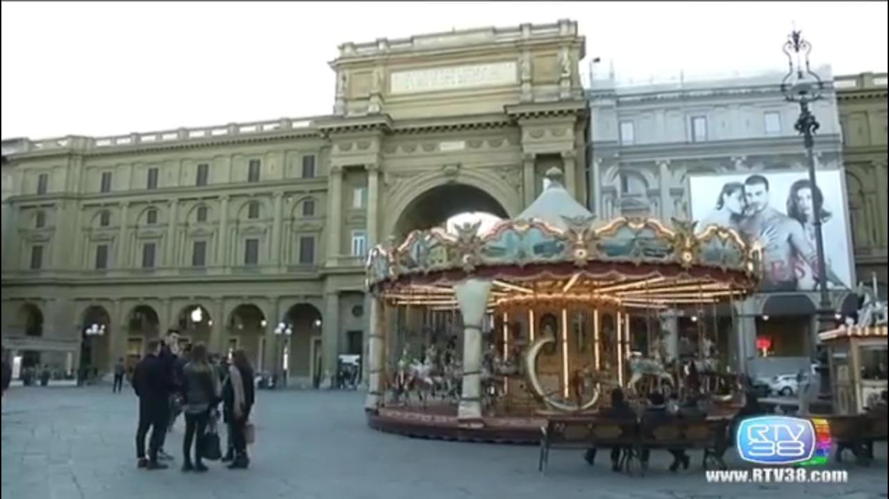 In viaggio. Firenze, il raccontro di vita della giostra in Piazza della Repubblica