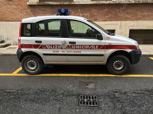 Poco vigile. Siena, auto della Polizia Municipale sosta su parcheggio disabili