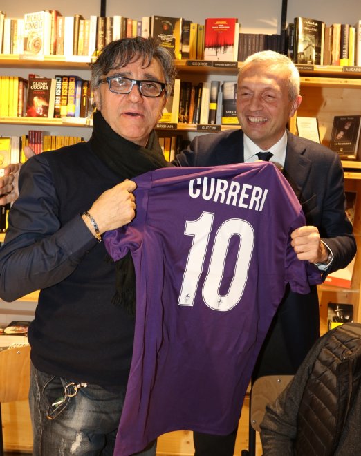 Bagno di folla. Gli Stadio a Firenze, Curreri riceve la maglia viola n.10