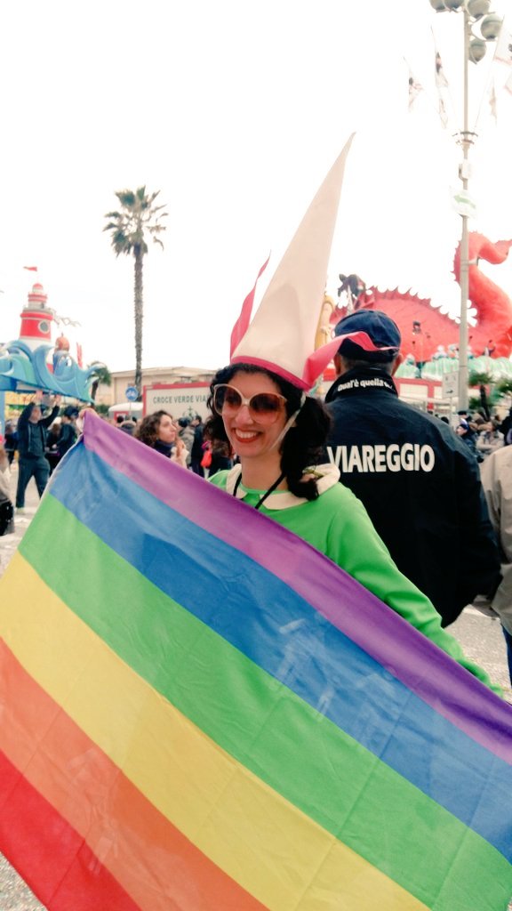 Viareggio arcobaleno. Carnevale a sostegno delle Unioni civili e Rossi assicura 1 mln anche per il 2017