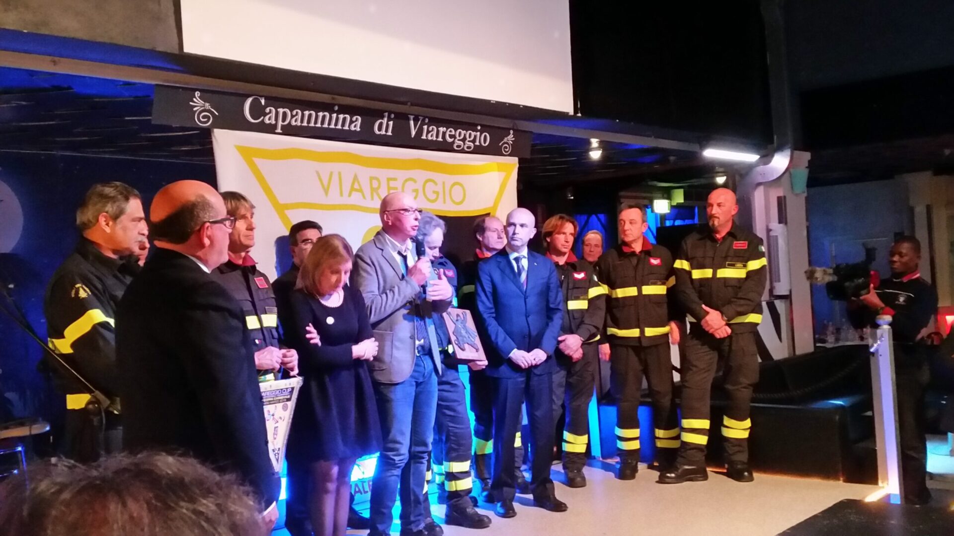 Viareggio Cup al via. Un premio per i Vigili del Fuoco intervenuti la notte della strage