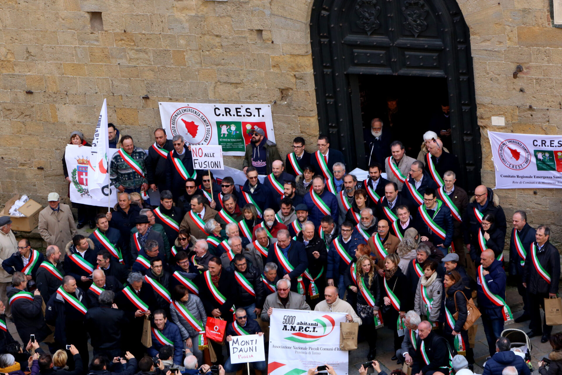 Orgoglio Comune. A Volterra Sindaci di tutta Italia approvano il “Manifesto dei cento”. No alle fusioni, sì alle autonomie locali