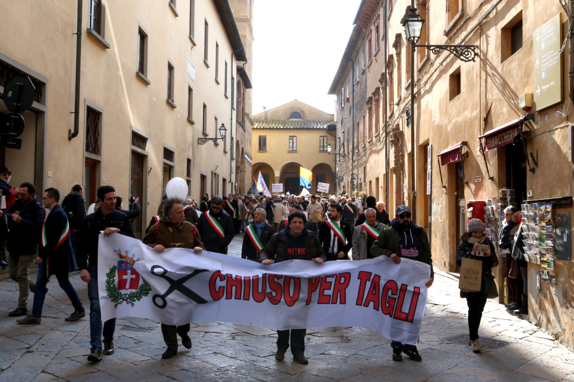 Orgoglio comune. Volterra capitale dei sindaci: «No alle fusioni, sì alle autonomie locali»