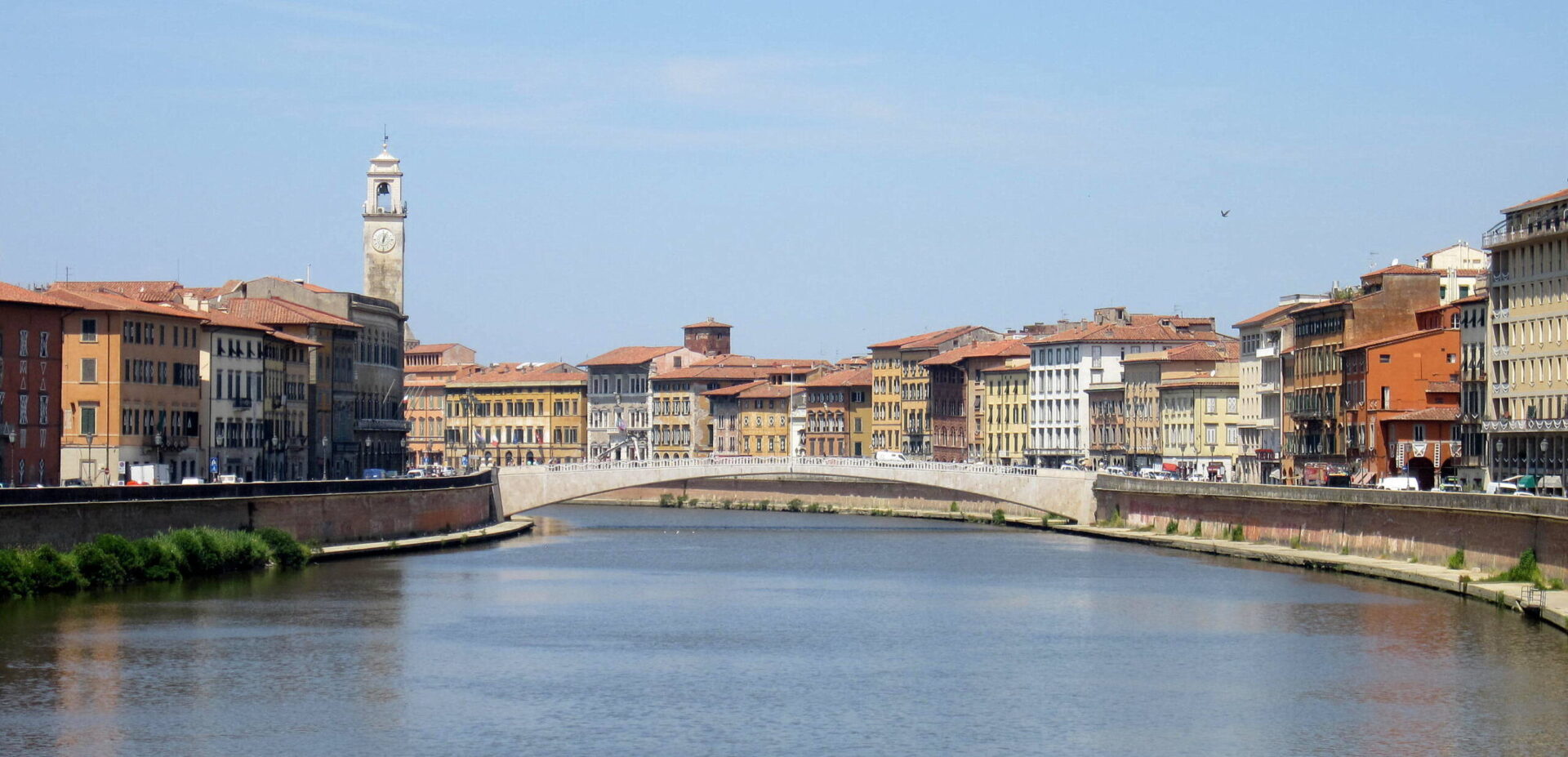 Notte tragica. Studente cade dalle spallette dell’Arno, è grave