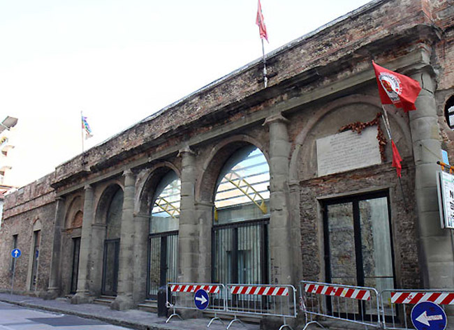 Crepe al teatro dove nacque il Pci. Livorno, interviene il Comune: «Tutto ok, a lavoro per messa in sicurezza»