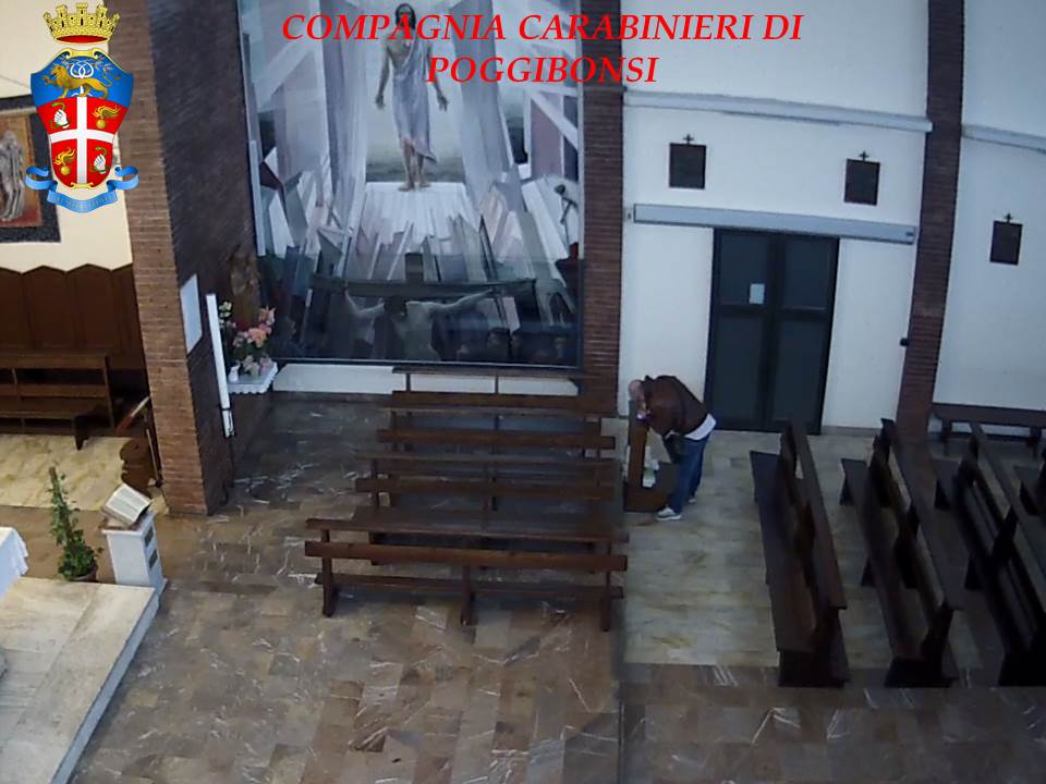 Ladro senza fede. Rubava in chiesa dalle cassette per le offerte, arrestato nel senese