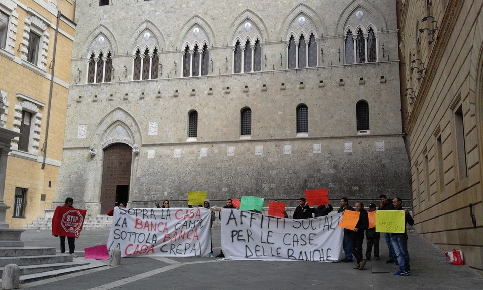 La manifestazione. Movimento di lotta per la casa: «Affitti sociali per le proprietà Mps»