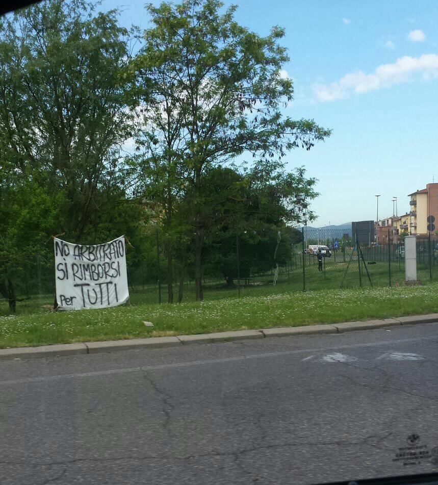 No all’arbitrato. Banca Etruria, Arezzo tappezzata di striscioni di protesta