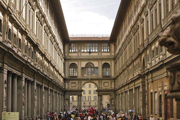 Querelle degrado. Firenze, il sindaco alla direttrice dell’Accademia degli Uffizi: «Pensi alle file davanti al suo museo»