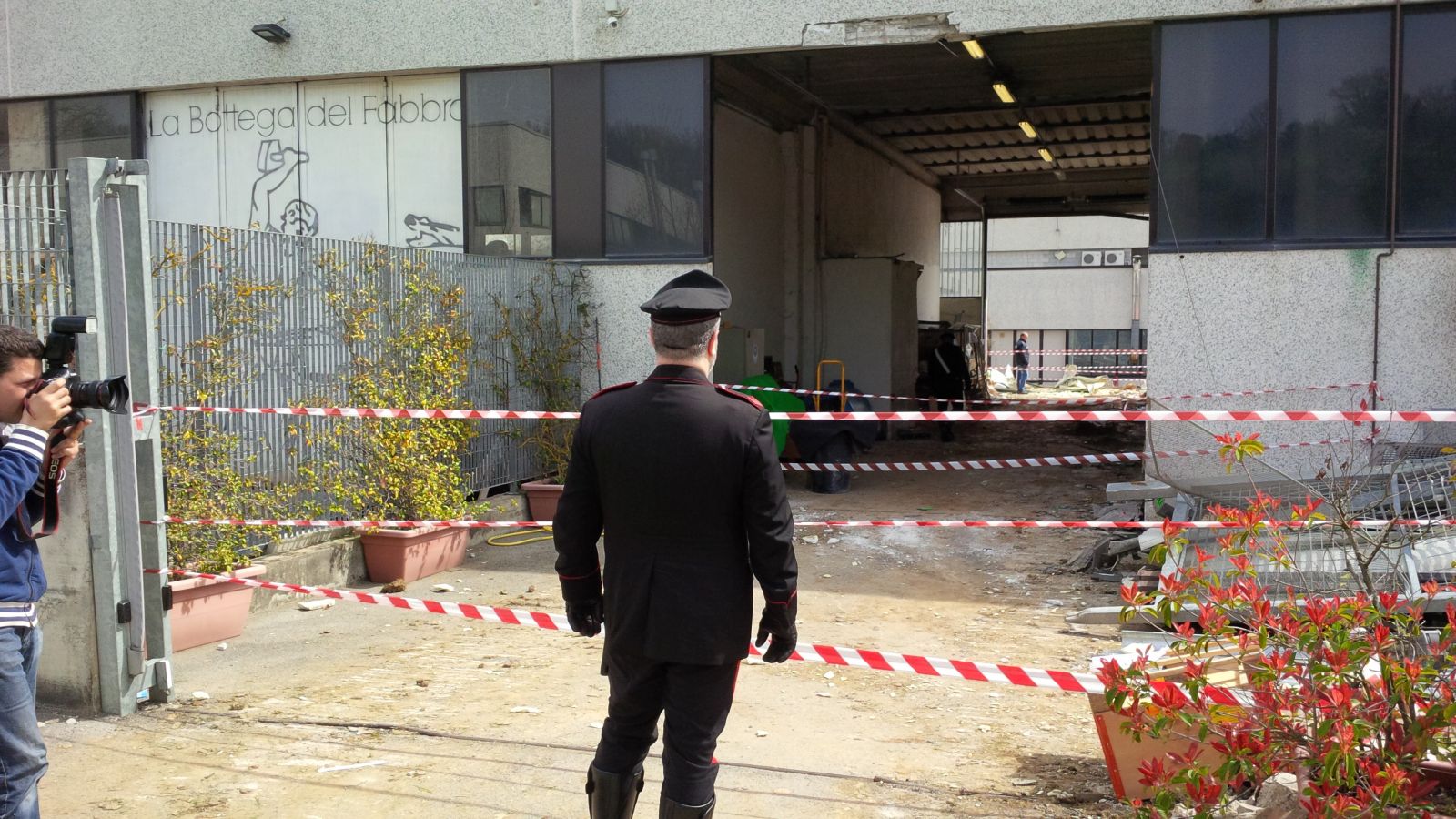 Inseguimento e spari. Commando armato di Kalashnikov in fuga dopo l’assalto fallito nel senese. Ricerche a tappeto in Toscana