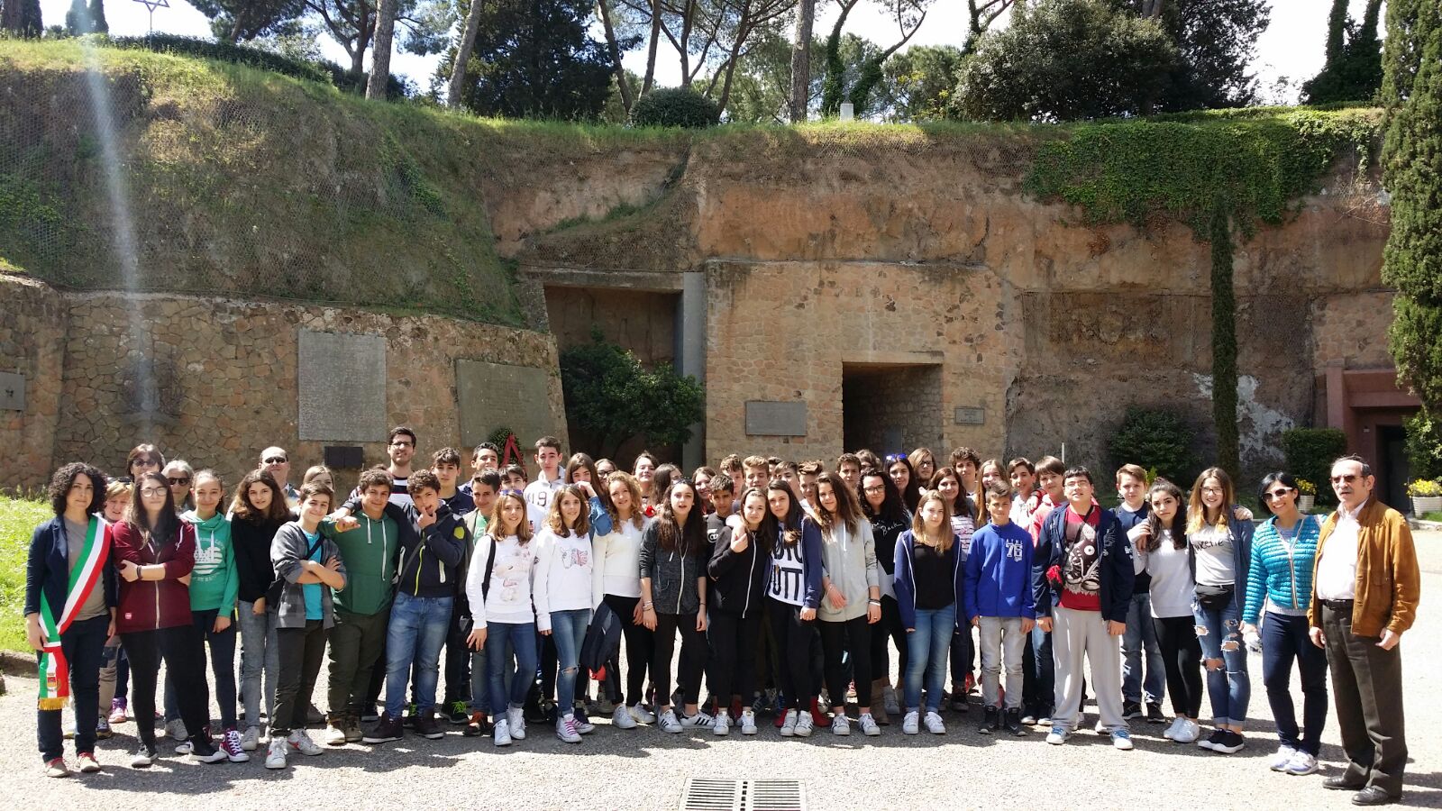 48 studenti in visita alle Fosse Ardeatine a bordo del Bus della Memoria