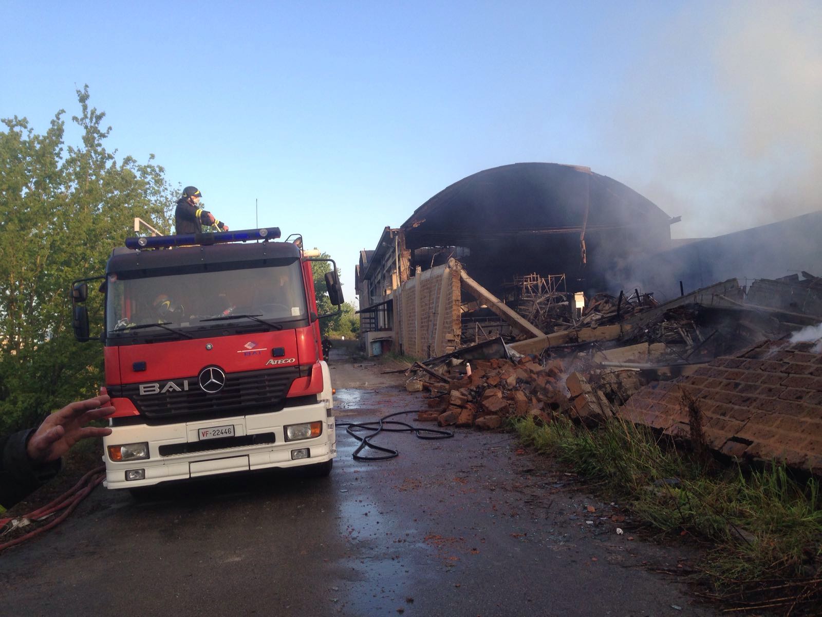 Inferno di fuoco. Incendio devasta a Foiano la ex “Tab”. Preoccupa la nube di fumo