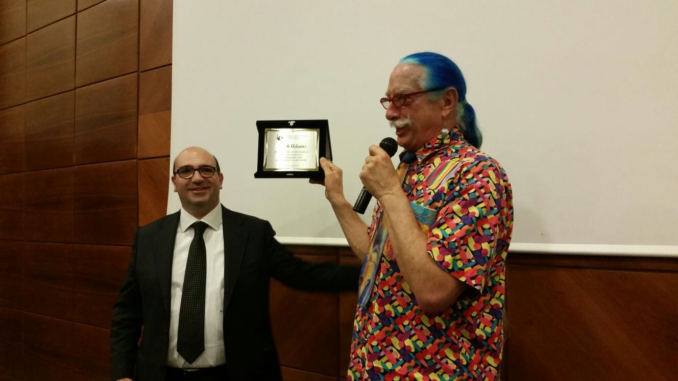 Col sorriso. Patch Adams a Siena. Ai medici: «Siate radiosi è medicina contagiosa»