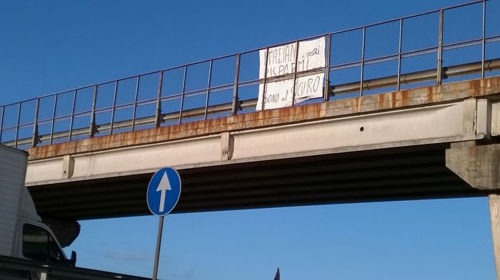 Rabbia sconfinante. Vittime del Salvabanche, striscioni di protesta a Empoli e sulla Fi-Pi-Li