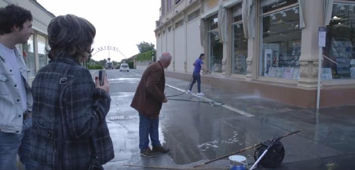 Bolle fastidiose. Viareggio, negoziante ‘annaffia’ artista di strada. Ira sui social