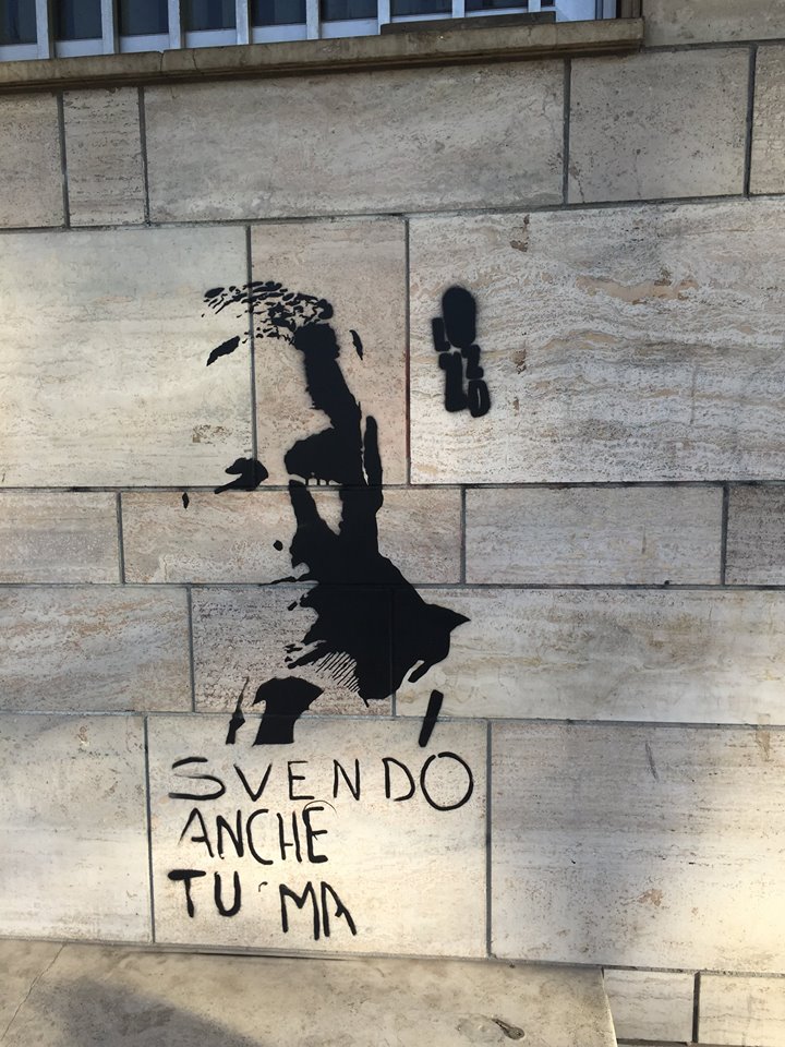 «Svendo anche tu ma’». Viareggio, attacco-murales al sindaco. Lui posta la foto su Fb